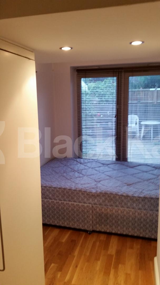 			LET , 2 Bedroom, 1 bath, 1 reception Apartment			 Bedford Road, Clapham North